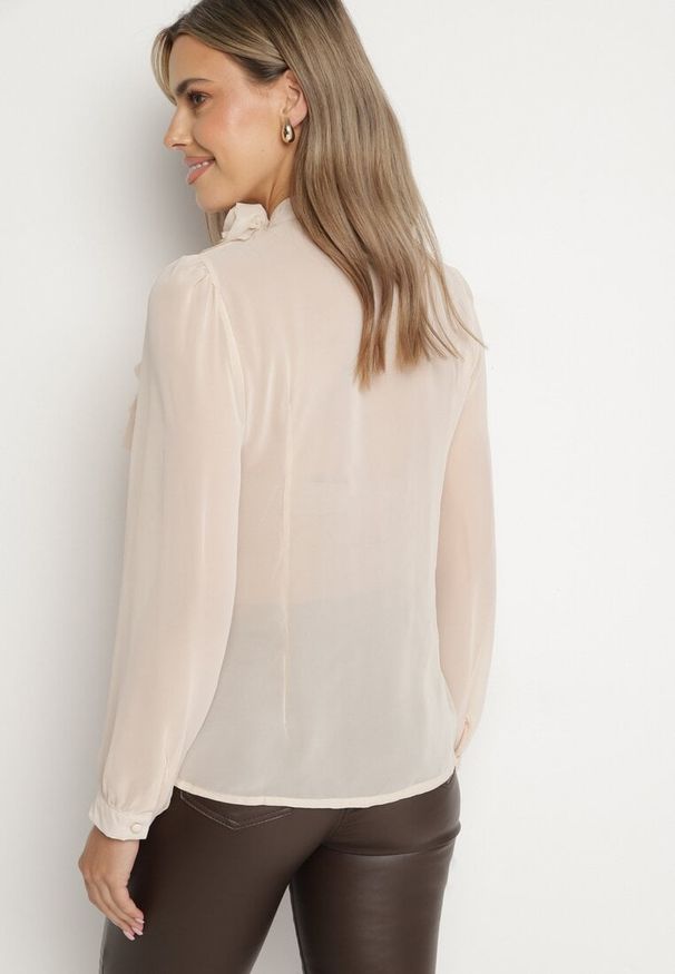 Born2be - Beżowa Koszula z Prześwitującego Materiału z Falbankami i Kwiatowymi Detalami Raitra. Okazja: na co dzień. Typ kołnierza: kołnierz z falbankami. Kolor: beżowy. Materiał: materiał. Wzór: kwiaty. Styl: klasyczny, casual, elegancki