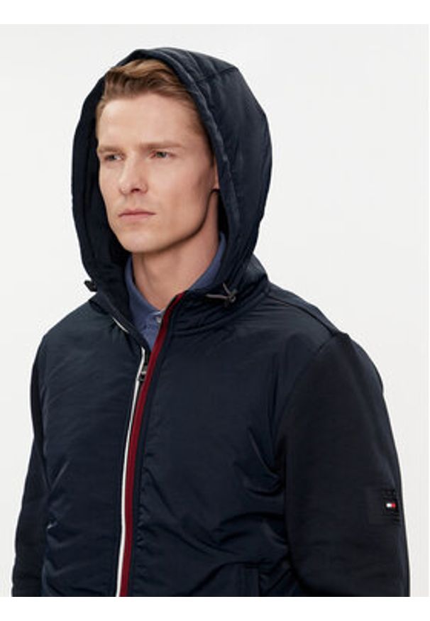 TOMMY HILFIGER - Tommy Hilfiger Kurtka przejściowa MW0MW31490 Granatowy Regular Fit. Kolor: niebieski. Materiał: syntetyk, bawełna