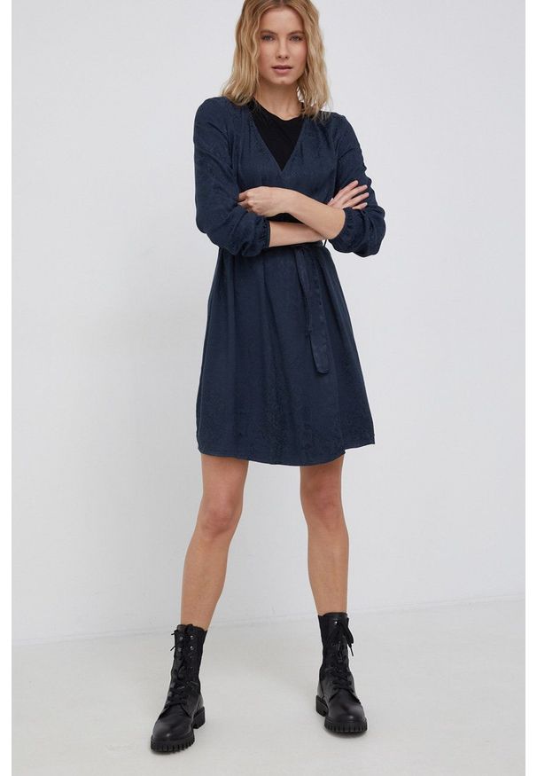 Superdry Sukienka kolor granatowy mini rozkloszowana. Kolor: niebieski. Materiał: tkanina. Długość rękawa: długi rękaw. Typ sukienki: rozkloszowane. Długość: mini