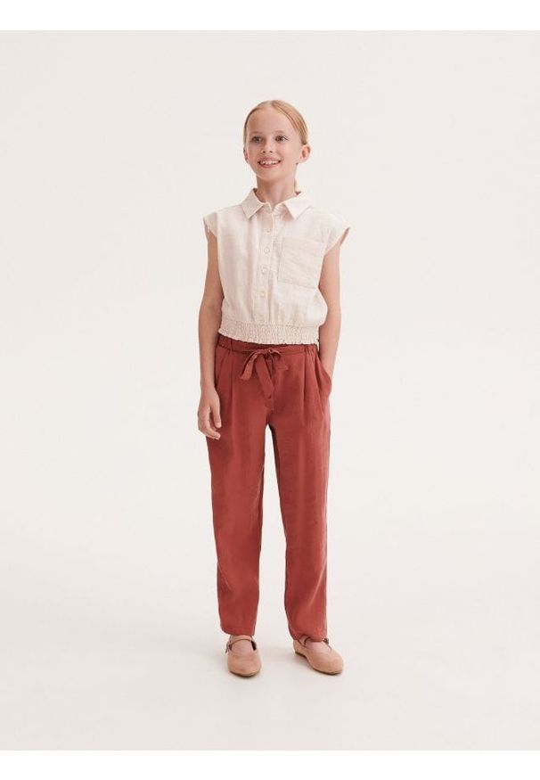 Reserved - Bluzka z marszczeniem - kremowy. Kolor: kremowy. Materiał: bawełna. Długość: krótkie