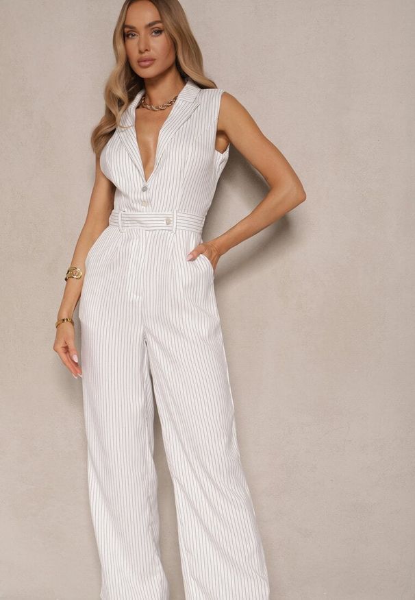 Renee - Biały Elegancki Kombinezon Garniturowy w Delikatne Prążki Sarilva. Okazja: na co dzień. Kolor: biały. Wzór: prążki. Styl: elegancki