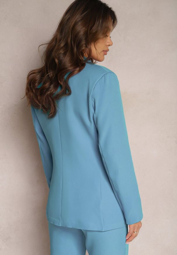 Renee - Niebieska Dwurzędowa Marynarka z Ozdobnymi Guzikami Rainelda. Okazja: na co dzień, na spotkanie biznesowe. Kolor: niebieski. Styl: biznesowy, casual, elegancki, klasyczny