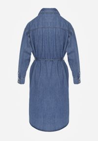 Born2be - Niebieska Koszulowa Sukienka Jeansowa z Bawełną Ozdobiona Paskiem Carenatesa. Okazja: na co dzień. Kolor: niebieski. Materiał: bawełna, jeans. Wzór: aplikacja. Typ sukienki: koszulowe. Styl: casual, klasyczny #7