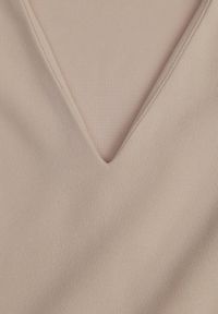 Born2be - Jasnobeżowa Sukienka Rozkloszowana z Trójkątnym Dekoltem Efralinae. Okazja: na imprezę, na spacer. Kolor: beżowy. Sezon: lato. Typ sukienki: rozkloszowane. Styl: klasyczny, elegancki #8