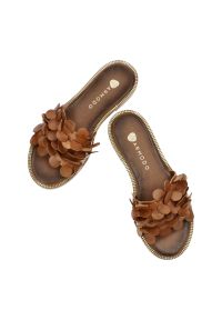 Brązowe Klapki Armodo Stylowe Obuwie Damskie. Kolor: brązowy. Materiał: skóra. Wzór: aplikacja, kwiaty. Sezon: lato. Obcas: na płaskiej podeszwie. Styl: elegancki #4