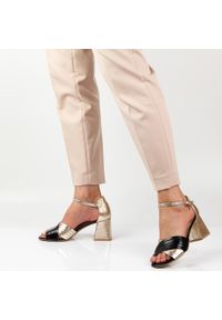 DEONI - Skórzane Polskie sandały damskie z zakrytą piętą na słupku Deoni D537. Kolor: czarny. Materiał: skóra. Obcas: na słupku