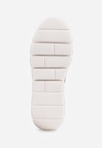 Born2be - Brązowe Skórzane Mokasyny na Grubej Podeszwie Zdobione Perforacją i Łańcuszkiem Ariuk. Okazja: do pracy, na co dzień. Kolor: brązowy. Materiał: skóra. Wzór: aplikacja. Styl: elegancki, casual #6