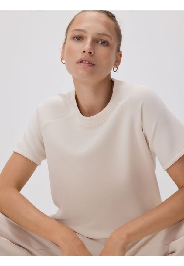 Reserved - T-shirt z modalem - beżowy. Kolor: beżowy. Materiał: dzianina