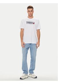 Tommy Jeans T-Shirt DNA Flag DM0DM18533 Biały Regular Fit. Kolor: biały. Materiał: bawełna #5