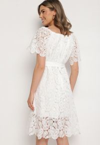 Born2be - Biała Koronkowa Sukienka z Bawełną Ozdobiona Paskiem z Perełkami i Cyrkoniami Nerevin. Okazja: na co dzień, na imprezę. Kolor: biały. Materiał: bawełna, koronka. Wzór: aplikacja. Typ sukienki: proste. Styl: casual, klasyczny #7