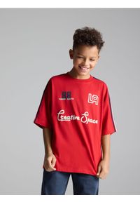 Reserved - Bawełniany t-shirt z nadrukami - czerwony. Kolor: czerwony. Materiał: bawełna. Wzór: nadruk #1