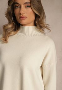 Renee - Jasnobeżowy Gładki Golf Casual Raliana. Okazja: na co dzień. Typ kołnierza: golf. Kolor: beżowy. Materiał: skóra, jeans. Długość rękawa: długi rękaw. Długość: długie. Wzór: gładki. Styl: casual #4