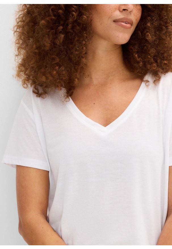 bonprix - T-shirt z dekoltem w serek. Typ kołnierza: dekolt w serek. Kolor: biały. Długość rękawa: krótki rękaw. Długość: długie, krótkie