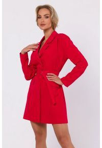 MOE - Sukienka żakietowa z kołnierzem i paskiem w talii czerwona. Okazja: na spotkanie biznesowe, do pracy. Kolor: czerwony. Styl: biznesowy, elegancki, wizytowy #2