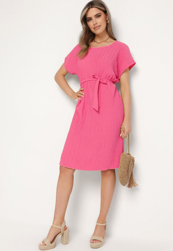 Born2be - Fuksjowa Sukienka z Krótkim Rękawem i Materiałowym Paskiem Ellata. Okazja: na co dzień, na spotkanie biznesowe, do pracy. Kolor: różowy. Materiał: materiał. Długość rękawa: krótki rękaw. Typ sukienki: proste. Styl: biznesowy, casual