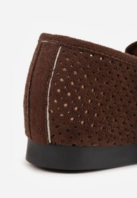 Renee - Ciemnobrązowe Mokasyny VICES z Ażurową Cholewką i Frędzlami Hyrilea. Okazja: na co dzień. Kolor: brązowy. Materiał: jeans. Szerokość cholewki: normalna. Wzór: ażurowy. Styl: casual, street, boho #3