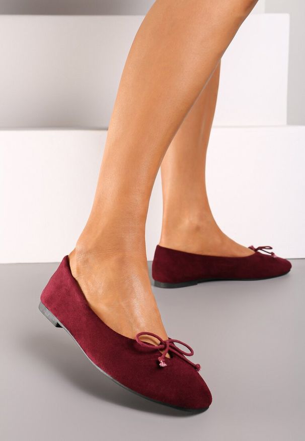 Born2be - Bordowe Płaskie Balerinki Ozdobione Wycięciem i Kokardką Leritia. Okazja: na spotkanie biznesowe, na imprezę, do pracy. Kolor: czerwony. Materiał: len. Wzór: aplikacja. Sezon: lato. Obcas: na obcasie. Styl: biznesowy, elegancki, klasyczny. Wysokość obcasa: niski