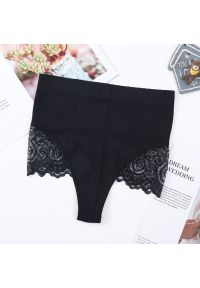 Intica - Stringi z wysokim stanem z delikatną koronką Lotte. Stan: podwyższony. Kolor: czarny. Materiał: koronka. Wzór: koronka