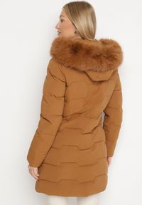 Born2be - Brązowa Taliowana Kurtka z Pikowanymi Przeszyciami i Kapturem z Futrem Mundria. Okazja: na co dzień. Kolor: brązowy. Materiał: futro. Styl: klasyczny, casual, elegancki #4