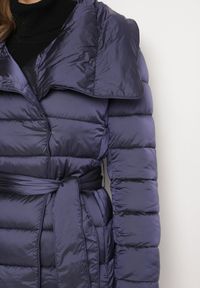 Born2be - Granatowa Kurtka Pikowana Nikessa. Typ kołnierza: bez kaptura. Kolor: niebieski. Materiał: tkanina, materiał. Długość: długie. Wzór: aplikacja #2