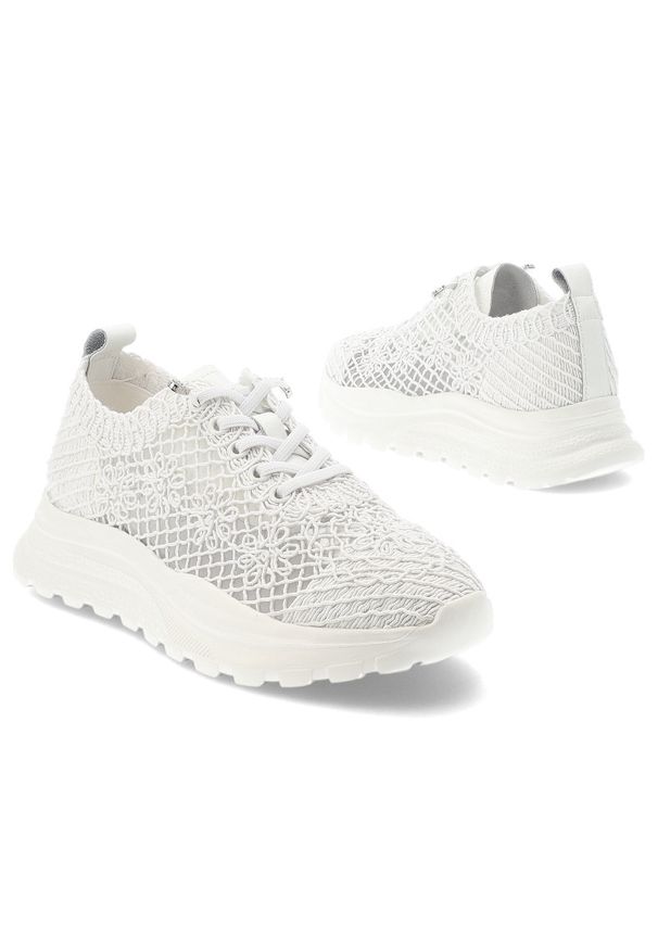 Białe Sneakers Vinceza Modne Obuwie Damskie. Okazja: na co dzień. Zapięcie: sznurówki. Kolor: biały. Szerokość cholewki: normalna. Wzór: ażurowy, aplikacja, kwiaty. Obcas: na platformie