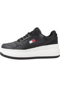 TOMMY HILFIGER - Kapcie TOMMY JEANS TJW RETRO BASKET FLATFOR Czarny. Kolor: czarny. Materiał: jeans. Styl: retro