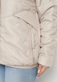 Born2be - Beżowa Kurtka Pikowana z Kapturem Karbia. Okazja: na co dzień. Typ kołnierza: kaptur. Kolekcja: plus size. Kolor: beżowy. Styl: casual, elegancki #2