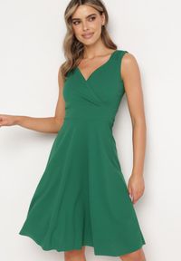 Born2be - Zielona Koktajlowa Sukienka na Ramiączkach z Kopertowym Dekoltem i Falbanką Omemia. Kolor: zielony. Długość rękawa: na ramiączkach. Typ sukienki: kopertowe. Styl: wizytowy