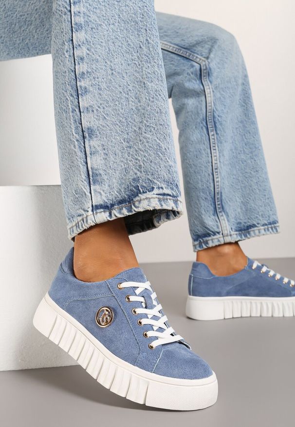 Born2be - Niebieskie Sneakersy Vices na Grubej Tłoczonej Podeszwie ze Sznurowaniem i Metaliczną Ozdobą Ulfedi. Okazja: na co dzień. Kolor: niebieski. Materiał: satyna, jeans. Wzór: aplikacja