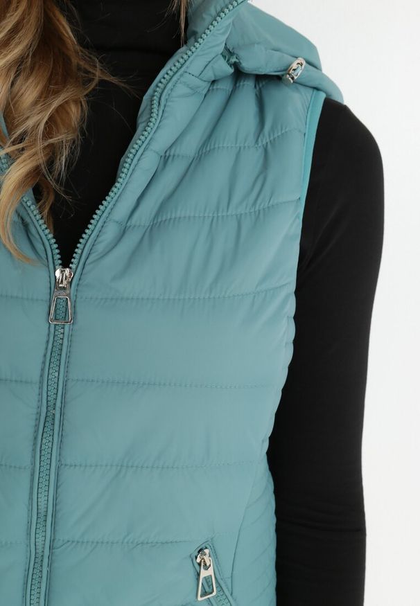 Born2be - Jasnoniebieska Kamizelka Pikowana z Kapturem Xalvadora. Typ kołnierza: kaptur. Kolor: niebieski. Długość rękawa: bez rękawów. Styl: sportowy, klasyczny