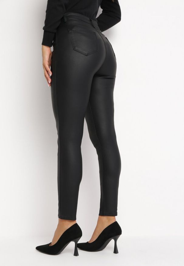 Born2be - Czarne Modelujące Spodnie Skinny z Imitacji Skóry Natividade. Okazja: na co dzień. Kolor: czarny. Materiał: skóra. Wzór: aplikacja. Sezon: zima, jesień. Styl: wizytowy, elegancki, casual