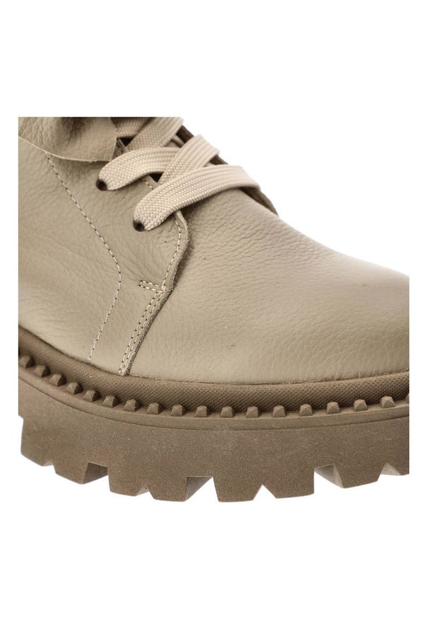 Beżowe Botki Karino Skórzane Eleganckie Buty Damskie. Okazja: na co dzień, do pracy. Kolor: beżowy. Materiał: skóra. Wzór: aplikacja. Styl: elegancki