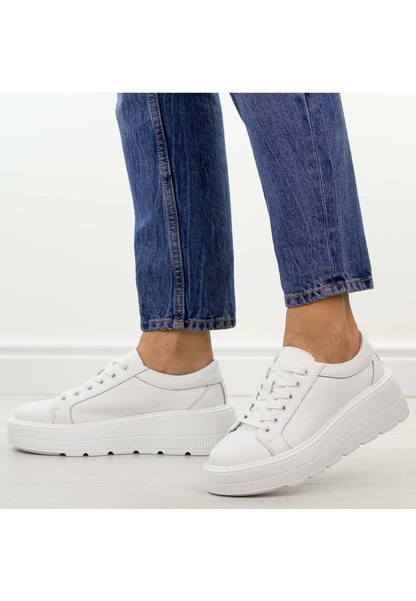 Białe skórzane półbuty damskie na platformie Jezzi 8181. Okazja: na co dzień. Zapięcie: sznurówki. Kolor: biały. Materiał: skóra. Szerokość cholewki: normalna. Sezon: wiosna, jesień, lato. Obcas: na platformie. Styl: casual, klasyczny, sportowy