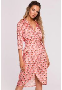 MOE - Satynowa sukienka kopertowa z dekoltem V i wiązaniem różowa. Okazja: na ślub cywilny, na wesele, na imprezę. Kolor: różowy, beżowy. Materiał: satyna. Typ sukienki: kopertowe #2