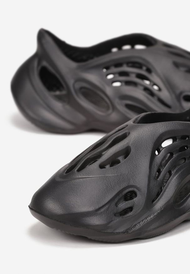 Renee - Czarne Wsuwane Sneakersy z Lekkiej Pianki z Wycięciami Bonasna. Zapięcie: bez zapięcia. Kolor: czarny