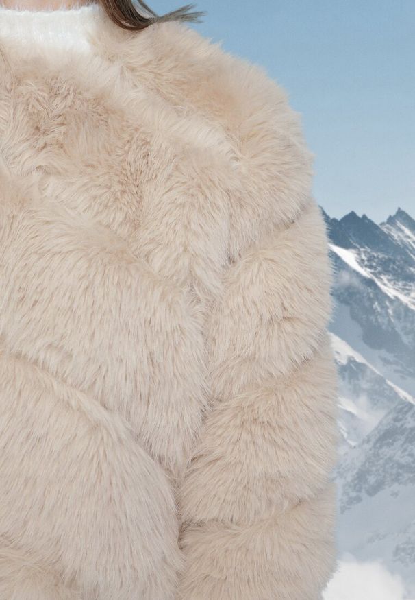 Born2be - Beżowa Krótka Kurtka z Futerkiem na Haftki Loreinda. Okazja: na co dzień. Kolor: beżowy. Materiał: futro. Długość: krótkie. Styl: elegancki, casual