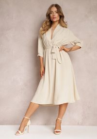 Renee - Beżowa Sukienka Canopis. Typ kołnierza: dekolt kopertowy. Kolor: beżowy. Materiał: tkanina, materiał. Typ sukienki: kopertowe. Styl: elegancki. Długość: midi #4
