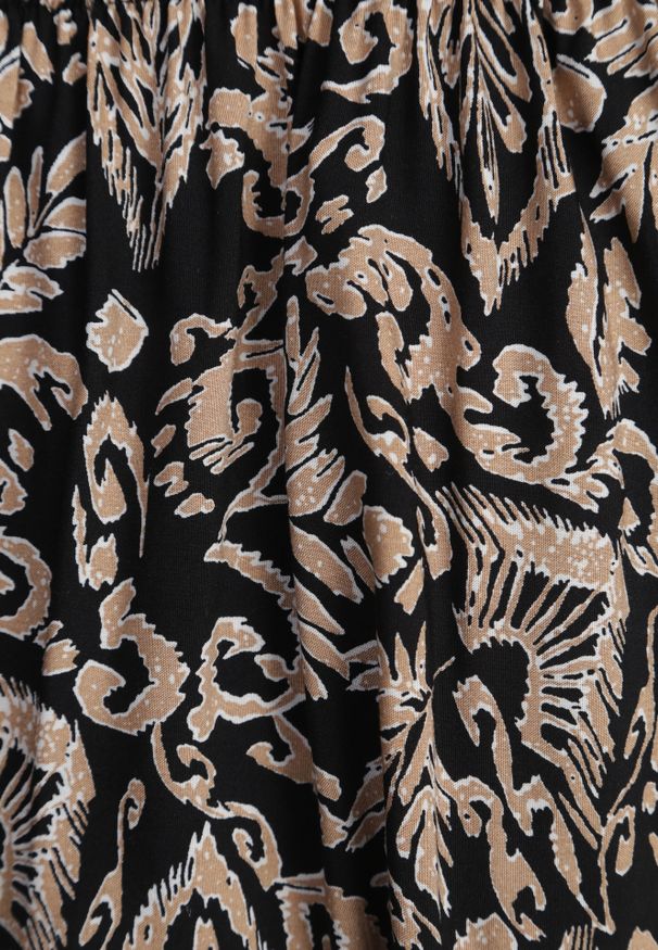 Renee - Czarno-Beżowa Sukienka z Bawełny o Rozkloszowanym Kroju Ozdobiona Falbanami i Gumką w Talii Neliaura. Okazja: na imprezę, na co dzień. Typ kołnierza: dekolt w kształcie V. Kolor: czarny. Materiał: bawełna. Wzór: aplikacja. Sezon: lato. Typ sukienki: rozkloszowane, proste. Styl: casual, elegancki