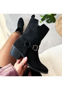 Czarne zamszowe botki damskie M.Daszyński 1921-47. Okazja: na co dzień. Kolor: czarny. Szerokość cholewki: normalna. Wzór: ażurowy, aplikacja. Materiał: zamsz. Sezon: zima, jesień. Obcas: na obcasie. Styl: boho, elegancki, casual, klasyczny. Wysokość obcasa: średni #1