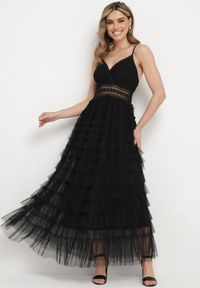 Born2be - Czarna Sukienka na Regulowanych Ramiączkach z Koronką i Falbankami DIoenama. Okazja: na co dzień. Typ kołnierza: kołnierz z falbankami. Kolor: czarny. Materiał: koronka. Długość rękawa: na ramiączkach. Wzór: koronka. Styl: casual #6