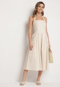 Born2be - Beżowa Sukienka z Wiskozą Bawełną i Odkrytymi Plecami Kinsara. Okazja: na co dzień. Kolor: beżowy. Materiał: wiskoza, bawełna. Styl: elegancki, casual, klasyczny #1