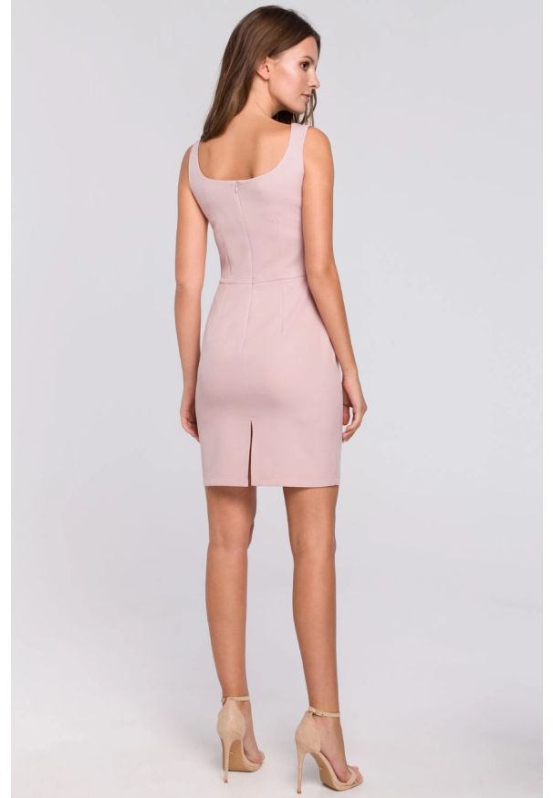Sukienki.shop - Klasyczna ołówkowa sukienka mini na ramiączkach różowa. Okazja: na imprezę, na randkę. Typ kołnierza: dekolt kwadratowy. Kolor: różowy. Długość rękawa: na ramiączkach. Typ sukienki: ołówkowe. Styl: wizytowy, klasyczny. Długość: mini