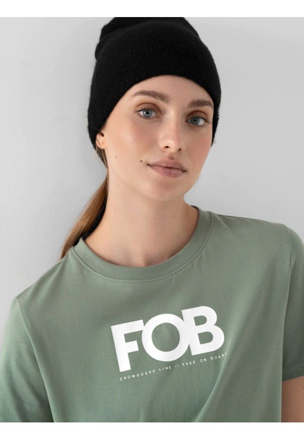 4f - T-shirt regular z nadrukiem damski. Kolor: zielony. Materiał: dzianina, materiał, bawełna. Wzór: nadruk. Sport: snowboard