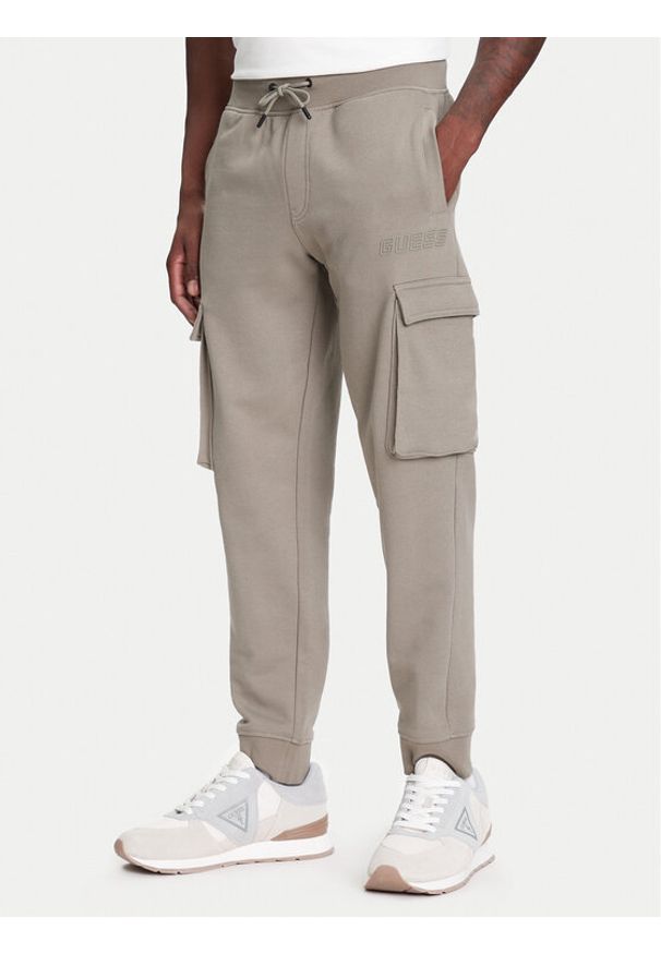 Guess Spodnie dresowe Z4YB08 KAIJ1 Khaki Regular Fit. Kolor: brązowy. Materiał: bawełna