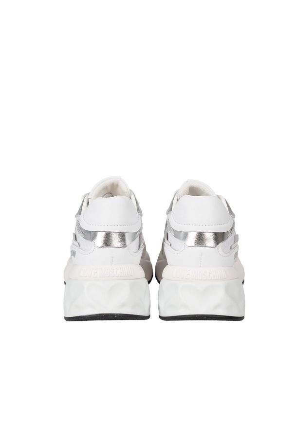 Love Moschino Sneakersy | JA15326G1MIQF | Kobieta | Biały. Okazja: na co dzień, na spacer. Kolor: biały. Materiał: materiał, tkanina, jeans, skóra. Sport: turystyka piesza