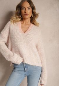 Renee - Różowy Sweter z Wełną o Krótkim Kroju z Trójkątnym Dekoltem Savandoria. Kolor: różowy. Materiał: wełna. Długość: krótkie. Sezon: zima #3