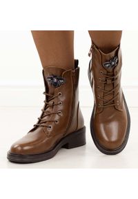 Brązowe wyższe skórzane botki damskie M.Daszyński 2509-1. Okazja: na spacer, na co dzień. Nosek buta: okrągły. Zapięcie: sznurówki. Kolor: brązowy. Materiał: skóra. Szerokość cholewki: normalna. Sezon: zima, jesień. Styl: casual, elegancki, klasyczny #1