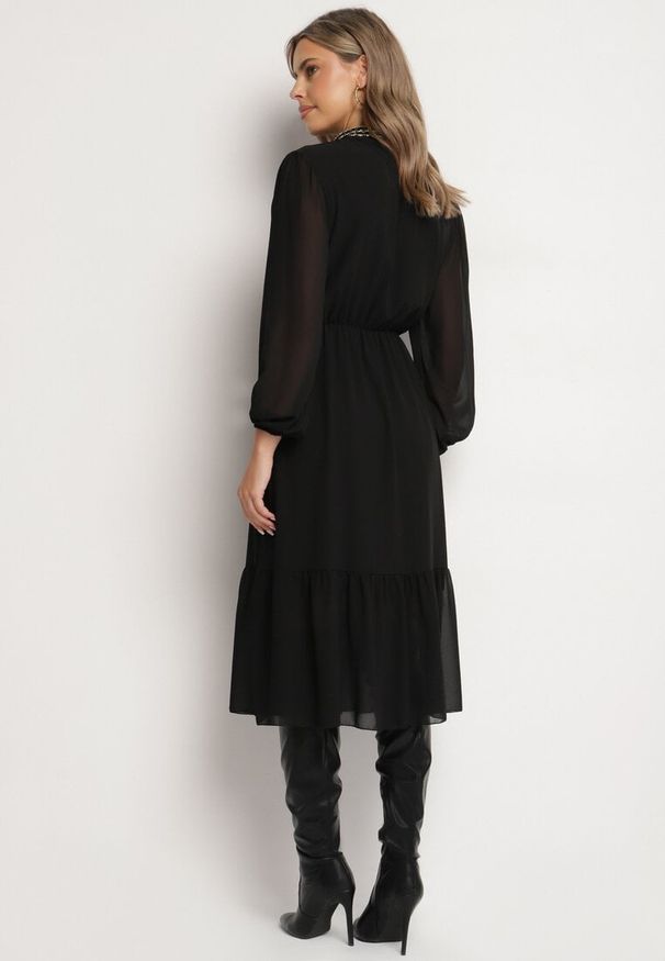 Born2be - Czarna Sukienka z Gumką w Talii Ozdobiona Aplikacjami przy Dekolcie Lilirae. Kolor: czarny. Wzór: aplikacja. Sezon: wiosna, lato. Styl: elegancki