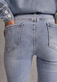 Renee - Niebieskie Casualowe Jeansy z Bawełny Menisea. Okazja: na co dzień. Kolor: niebieski. Styl: casual #7