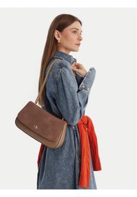 Calvin Klein Torebka Ck Conv Chain Brushed Medium Bag LV04F3407G Beżowy. Kolor: beżowy. Materiał: skórzane #1